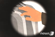 훔친 옷 중고로 팔려다…30대 절도범, 차에 경찰 매달고 달아나