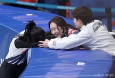 '메달 무산' 최민정, 그래도 웃었다...'동메달' 김길리 안아주며 "축하해"