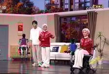 "누가 사람이야?" 할머니 표정까지 똑같다...집으로 들어온 중국 로봇