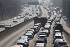 부산→서울 6시간40분…꽉 막힌 고속도로, 설 당일 귀경정체 시작