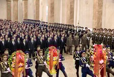 '선대 지우기' 김정은, 김정일 참배식 불참… "김정은 시대 본격화"