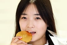 스노보드 최가온 감동의 역전극…미국 NBC '최고의 10대 순간' 선정