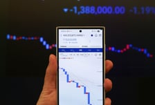 비트코인 1억 웃돌때마다 매물 폭탄…"바닥 아직 안왔다" ?