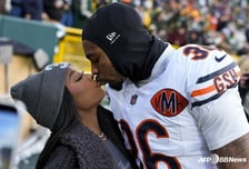 '도 넘은 밀라노 소매치기' 덩치 큰 NFL 선수도 털릴 뻔... '체조 여제' 남편에 범죄 시도→줄행랑 [밀라노 현장]