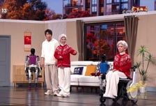 할머니 연기 척척… 10억명 홀린 中로봇