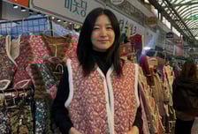 이영애, 전통시장서 김장 조끼 입고…칼국수·호떡 '먹방'까지