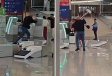 [영상] 키오스크 부수고 스탠드 던져...'공항난동' 남성 품속엔 '마약'