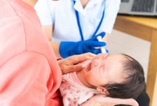 아프다고 발버둥 치는 아이, 검사 전 필수인 '진정법' 새 방법 나왔다