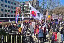 "공소기각" vs "사형"…'尹 선고' 찬반 인파 집결에 서초동 '폭풍전야'