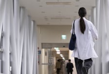 전공의 연속근무 36시간→24시간 단축...교수들은 비판, 왜?