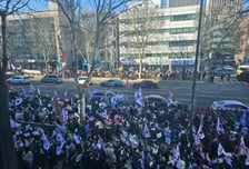 윤석열 '무기징역'에 둘로 나뉜 서초동…"정치 판결" vs "사형 나왔어야"