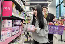 "비싸다" 이 대통령 지적한 생리대, '반값'보다 싸다...유통가 할인 대전