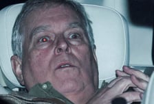 '엡스타인 의혹' 앤드루 전 왕자 일단 석방…"충격 받은 듯 멍한 표정"