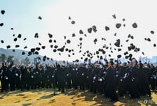 李 정부 첫 육·해·공 사관학교 통합임관식…558명 미래의 별 떴다