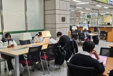 "사진만 찍고 가자" 학사모 벗고 향한 곳...'취준 졸업' 어려운 청춘들