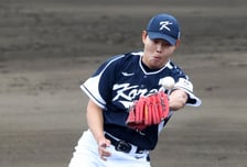 [포토] 소형준 '수비도 만점'