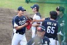 [포토] 소형준, 류현진의 칭찬을 받으며