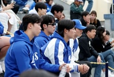 [포토] 원태인 '오늘은 1열 직관'