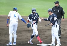 [포토] 박해민 '디아즈 축하받으며 출루'