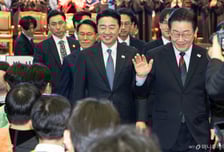 "대통령님, 같이 셀카 찍어요!"… '입틀막' 충격 지운 KAIST 환호성