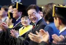 '입틀막' 대신 '하이파이브'…카이스트 찾은 李 대통령 "돈 없어서 연구 멈추는 일 없게"