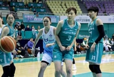 [포토]'난 볼에 손 안댔어요!'