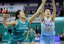 [포토]'정예림과 리바운드 다툼' 홍유순