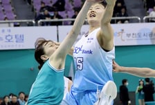 [카메라톡스]'18-17' 2쿼터를 마친 두 팀의 점수다! 치열했던 1위 하나은행과 꼴찌 신한은행의 불꽃튀는 생생현장