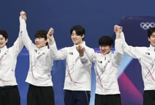 황대헌 막판 추월 '역전극'…한국 男쇼트트랙, 5000m 계주 은메달