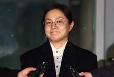 박나래, "매니저에 술잔 던졌냐" 묻자 즉답 회피…첫 경찰 조사 종료