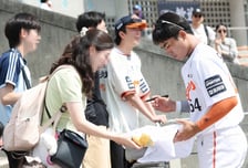 [포토] 오재원 '슈퍼루키의 팬 서비스'