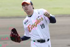 [포토] 왕옌청 '초구 강속구에 허리 삐끗?'