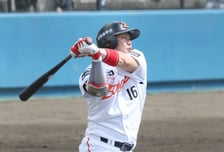 [포토] 하주석 '새 신랑의 힘찬 스윙'