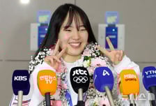 "혼자 쇼할 줄 알았는데"…'한국 빅에어' 새 역사 쓴 유승은, 공항서 활짝