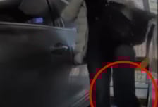 "자연스러워서 놀랄 정도"...남의 차에 발 올린 여성 '황당 행동'
