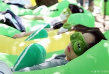 "술 안 마셔, 성관계도 안 해"…Z세대가 절대 포기 못하는 이것