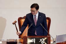 국민 68% '개헌' 찬성…10명 중 4명 "6·3 지선부터 단계적 개헌"