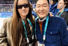 76살 맞아? '동안 끝판왕' 베라 왕, '28살 차' 싸이와 다정한 투샷