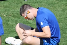 [포토] 매닝 '딸에게 문자 보내는 중'