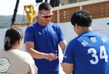 [포토] 최형우에게 특히 친절한 맷 매닝