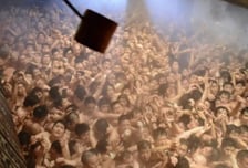 "부적은 내 것" 1만명 뒤엉킨 日 알몸 축제…의식불명 속출