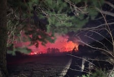 삑-삑- 밤하늘 붉게 변하더니 대피 문자…고성 산불, 주불 잡았다