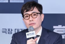 류승완 감독, '휴민트' 여성 인신매매 묘사 비판에…"더 조심할 것"