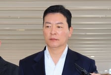 경찰, '해군 선상파티 의혹' 김성훈 전 경호차장 피의자 조사