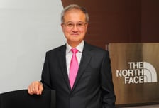 아웃도어 개척자 성기학 영원그룹 회장...대기업 회피 혐의 '불명예'