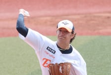 [포토] 화이트 '개막에 맞춰 끌어올리리'