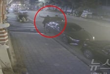 "고의 아냐" 산책 여성 옆으로 화살 쏜 20대 2명...특수폭행 혐의 송치