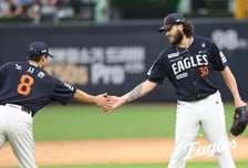 '노시환 307억 초대형 계약' 접한 폰세 "라면 좋아하는 동생, 축하해→이제 채소도 좀 먹자!"