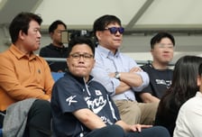 [포토] 허구연 총재, 조계현 위원장과 본부석 직관