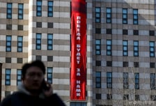 '승리는 우리의 것' 현수막 내건 주한러시아대사관…"행사 후 철거"